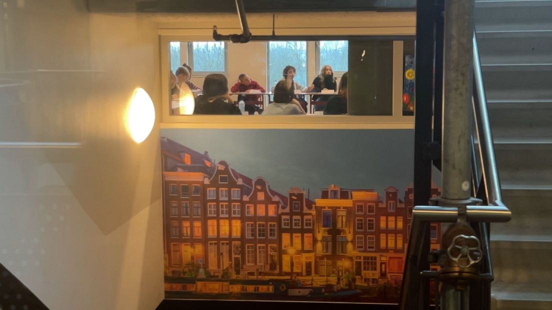 Doorkijkje naar één van de lessen in de 'shkola'.