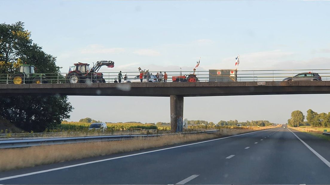 Protest op een viaduct over de A7 in de buurt van Marum