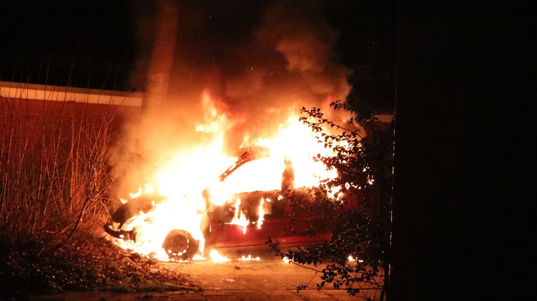 Ook in de Lomanstraat vloog een auto in de brand (Rechten: De Vries Media)