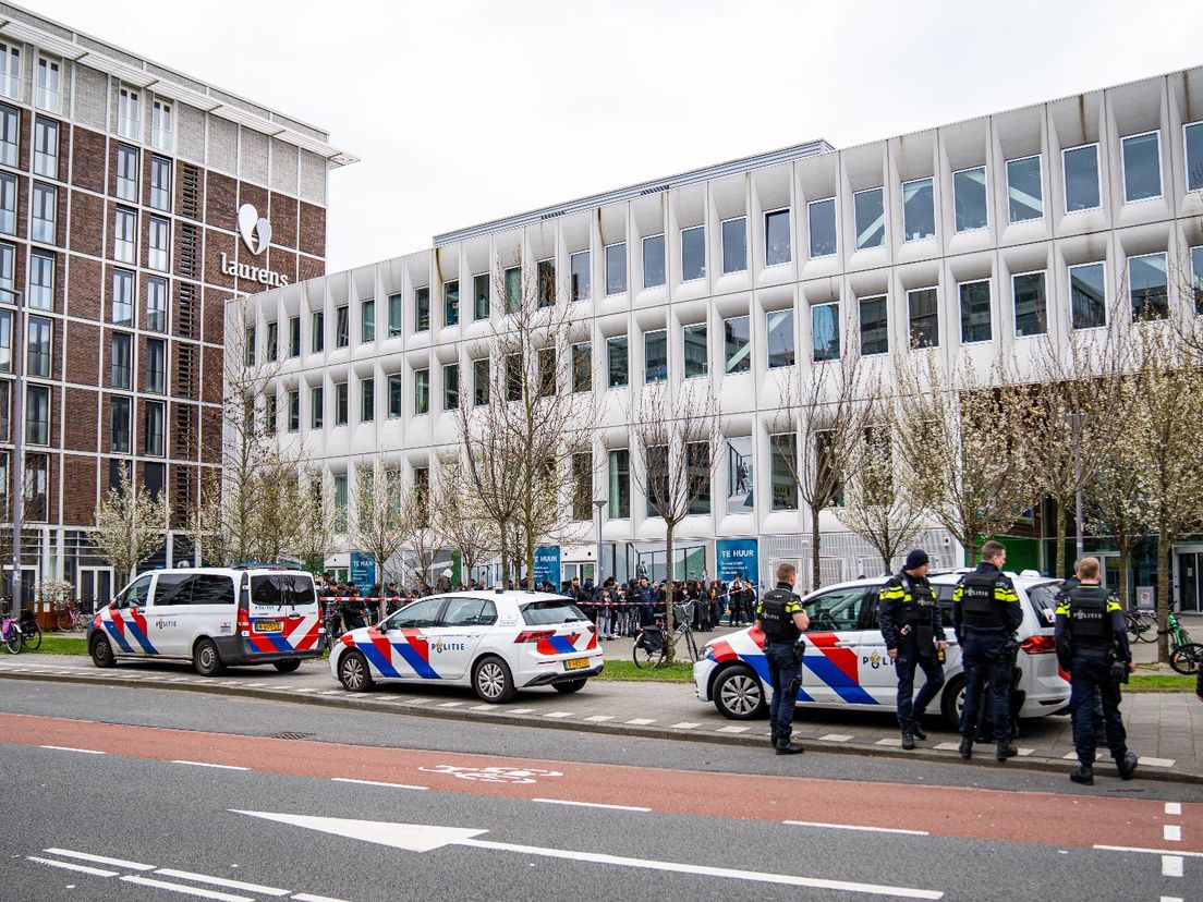 De politie zoekt het Montfort College in Rotterdam-Vreewijk naar een vuurwapen. Er werd niets gevonden.