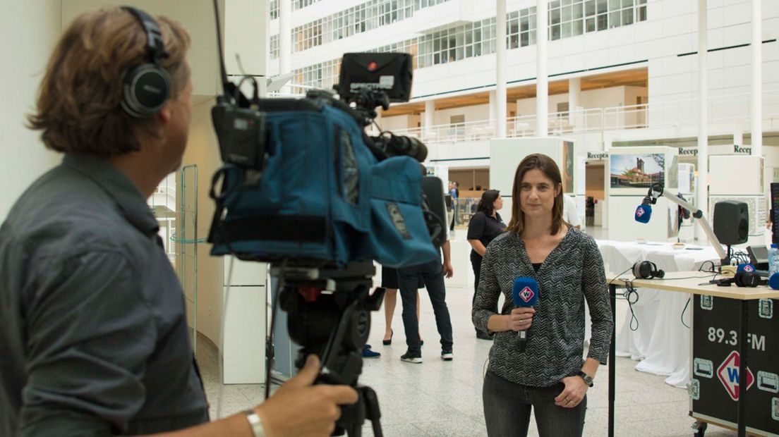 Politiek verslaggever Lot van Bree wordt in beeld gebracht door cameraman Henk Welink