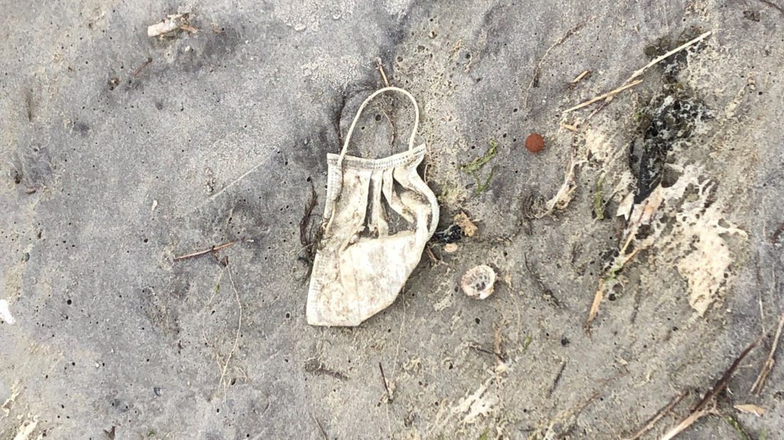 Ook op het strand van Schier slingeren mondkapjes