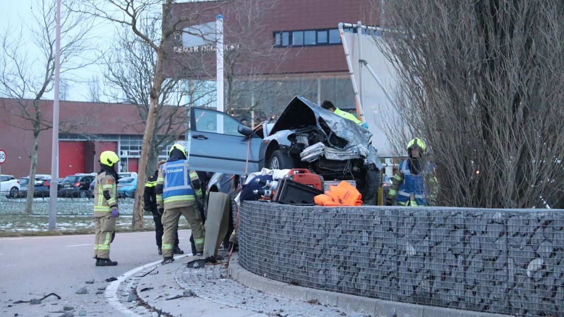 Auto knalt op muur bij rotonde Schroeweg