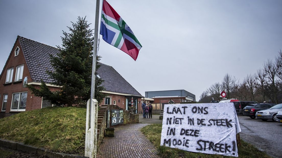 Vlaggen hangen halfstok in Zeerijp na de beving