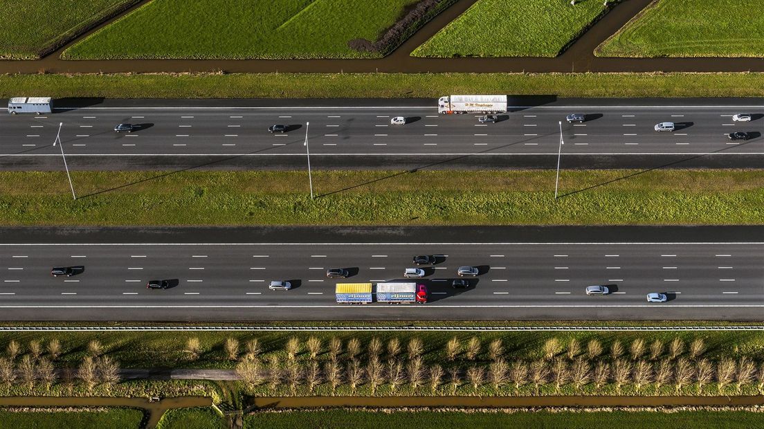 Een luchtfoto van snelweg A2 ter hoogte van Vinkeveen (archieffoto)