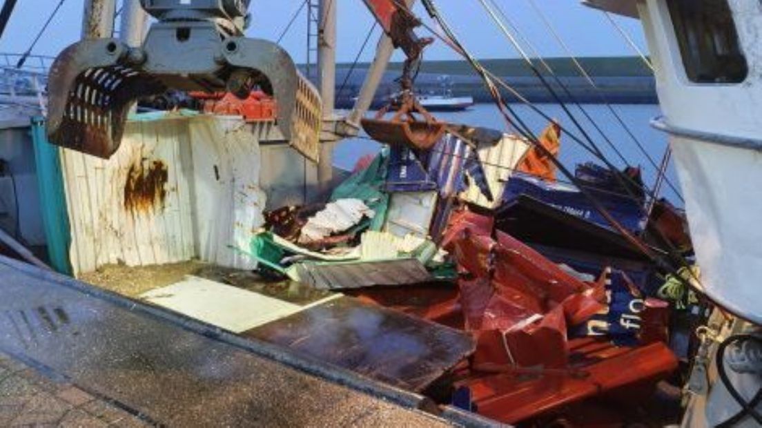 Een berger haalt afval uit de zee