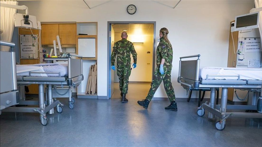 Militairen springen bij in ziekenhuis Enschede: "Zal vaker voorkomen in Overijssel"