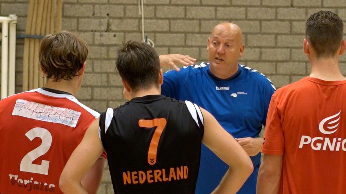 Joop Fiege leidde gisteren de eerste training in zijn vierde termijn als coach van de E&O-heren (Rechten: RTV Drenthe)