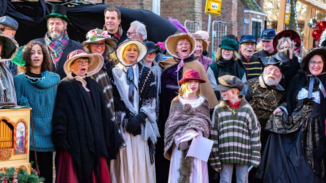 IN BEELD: Van koor tot 19e-eeuwse kostuums bij Dickens Festival in - Den Haag FM