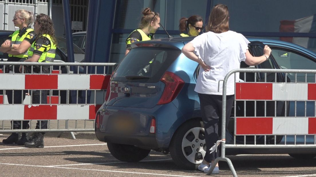 De politie controleert auto's tijdens de handhavingsactie