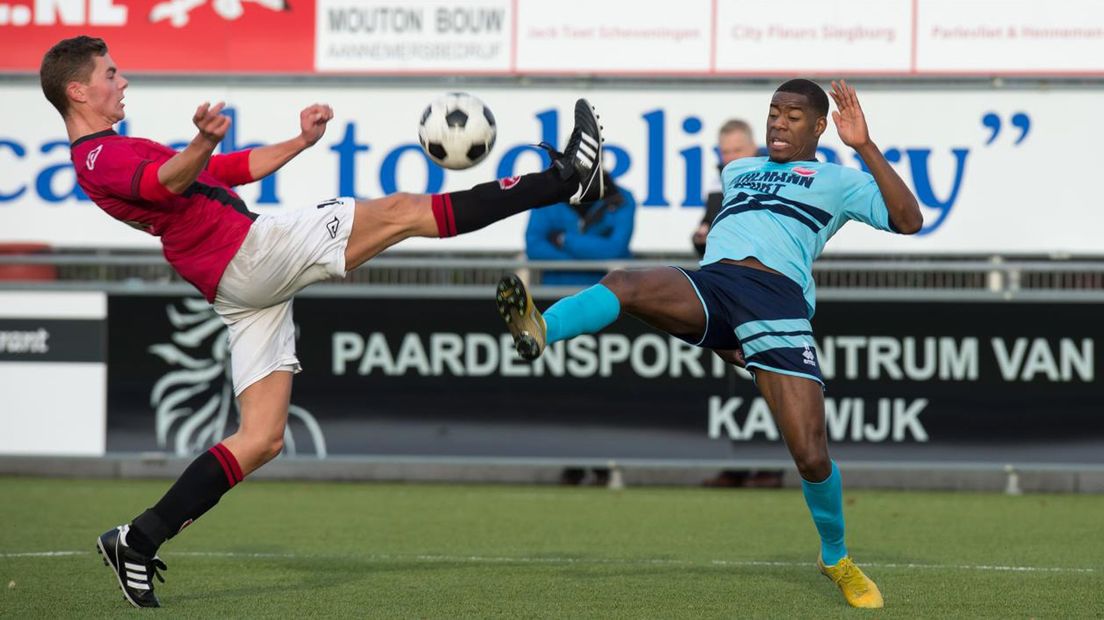 Duel tijdens de wedstrijd FC Rijnvogels - Alphense Boys