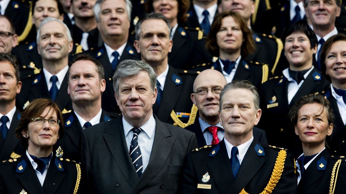 Toenmalig minister Ivo Opstelten poseert in 2013 met alle politiechefs in Nederland