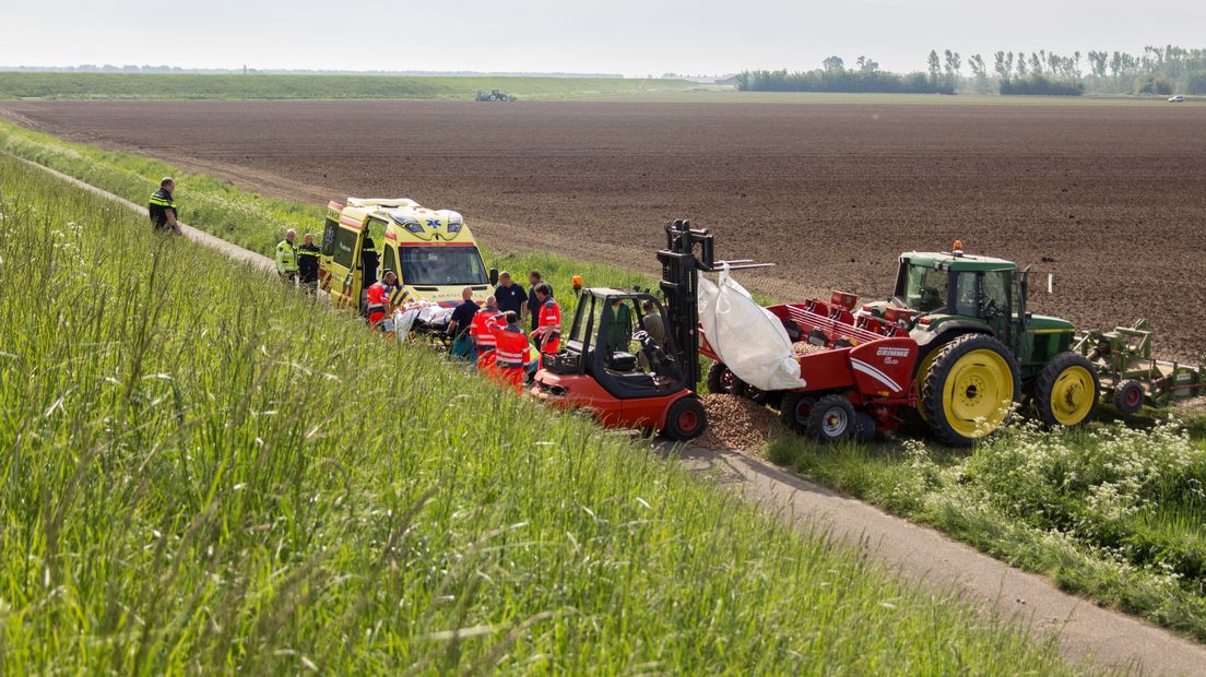 Man raakt bekneld tussen heftruck en landbouwmachine