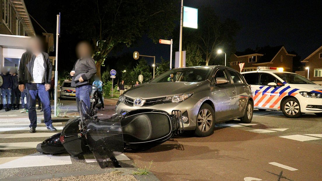 De opzittende van de scooter raakte gewond.