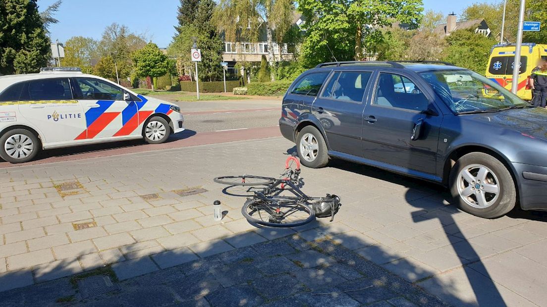 Wielrenster raakt gewond na aanrijding met automobilist