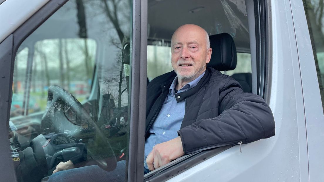 Geert Komduur, chauffeur van de belbus in Vries-Zuidlaren