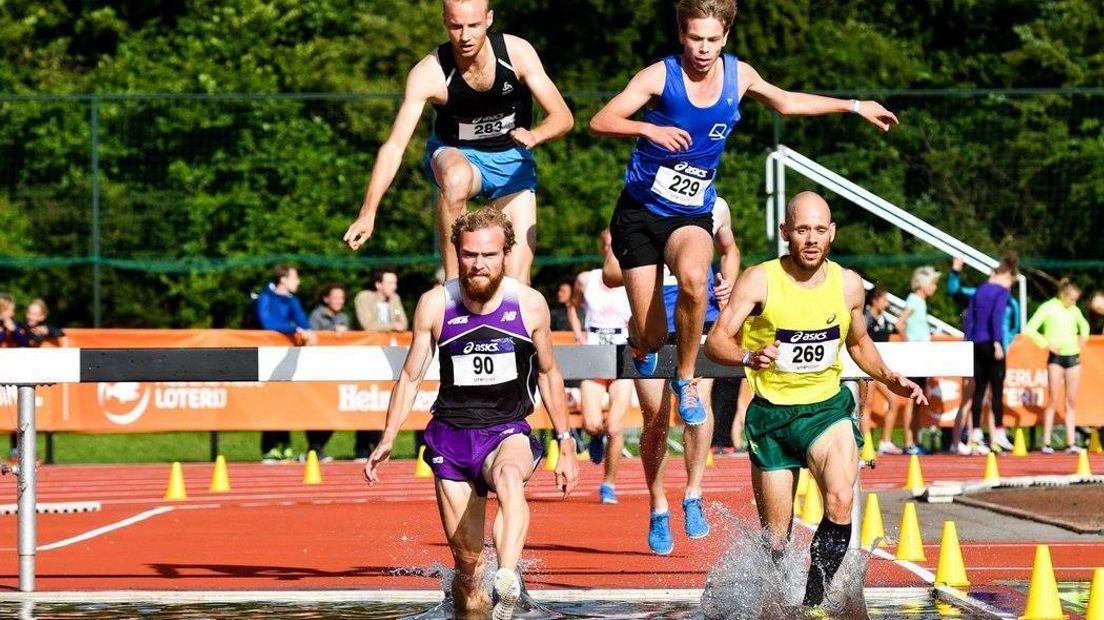 Tim van den Broeke (nummer 229) in actie bij het NK in Utrecht