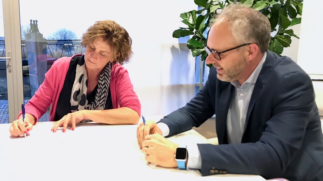 Bothilde Buma van Woonservice Drenthe en Bert Moormann van Domesta
(Rechten: Steven Stegen / RTV Drenthe)