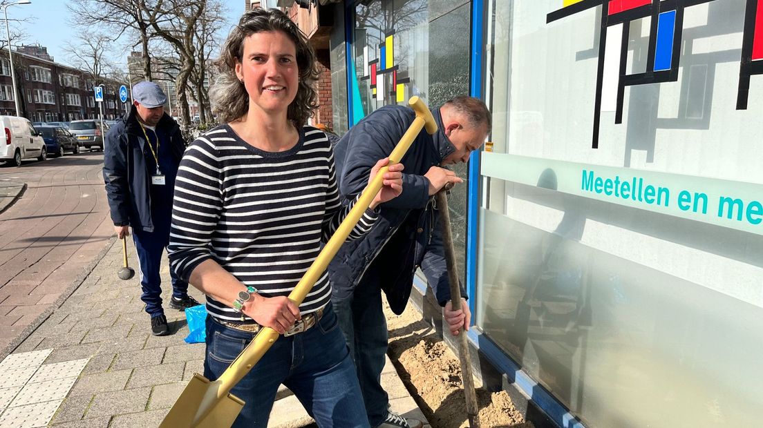 Heleen Weening van Stichting Duurzaam Den Haag met de Gouden Schop