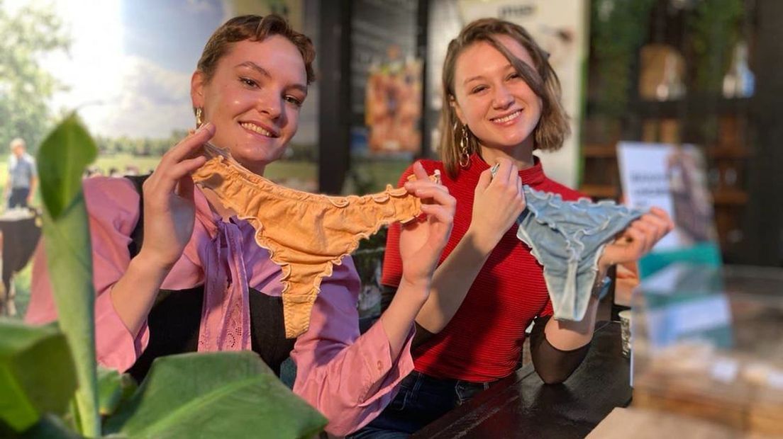Ellen van Til en ontwerper Loes Pennings met de lingerie van bananenplanten.