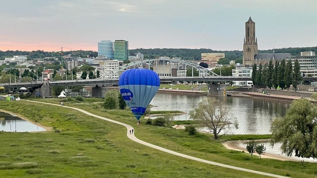 De luchtballon scheerde over de Rijn, met op de achtergrond de John Frostbrug en Eusebiuskerk.