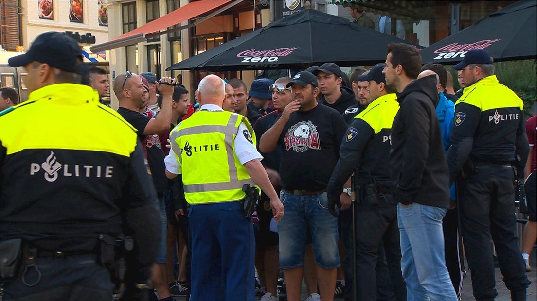 Fans Sparta Praag worden uit restaraurant gehaald door ME