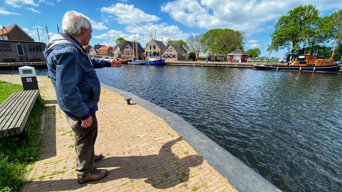 Jan de Graaf wijst de plek aan waar de botter en baggermolen door de Duitsers zijn gezonken