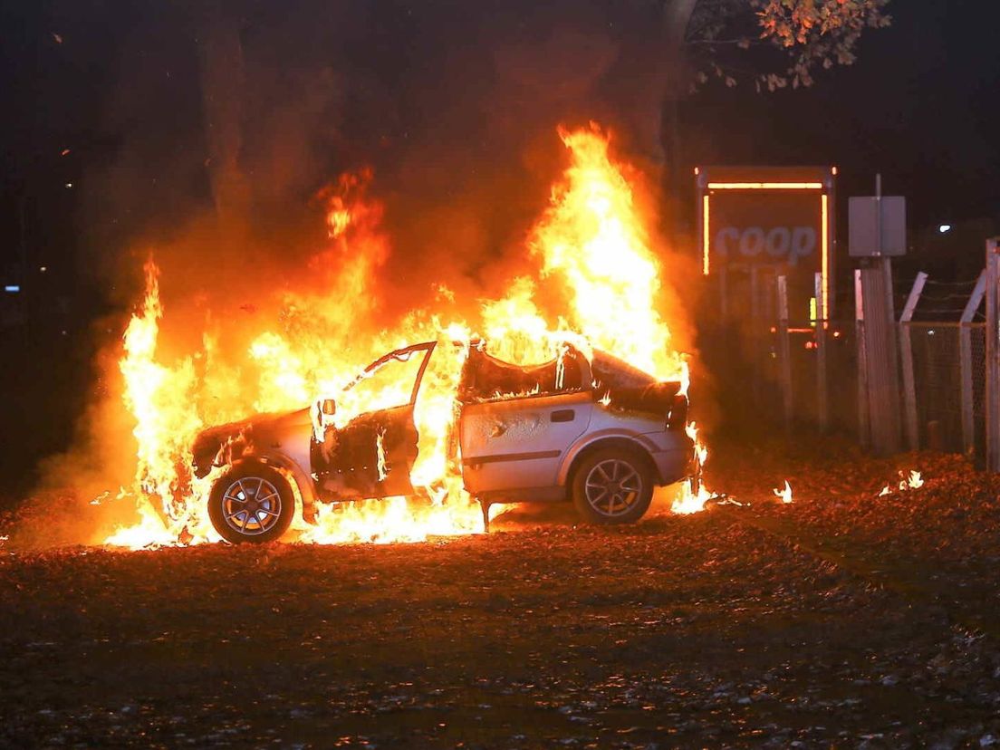 Auto brandt uit in Gieten (Rechten: Van Oost Media)