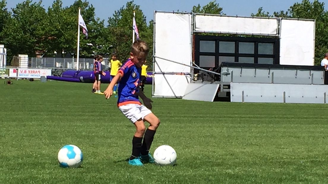 Eerste Voetbal Experience Kapelle trekt tientallen kinderen (video)