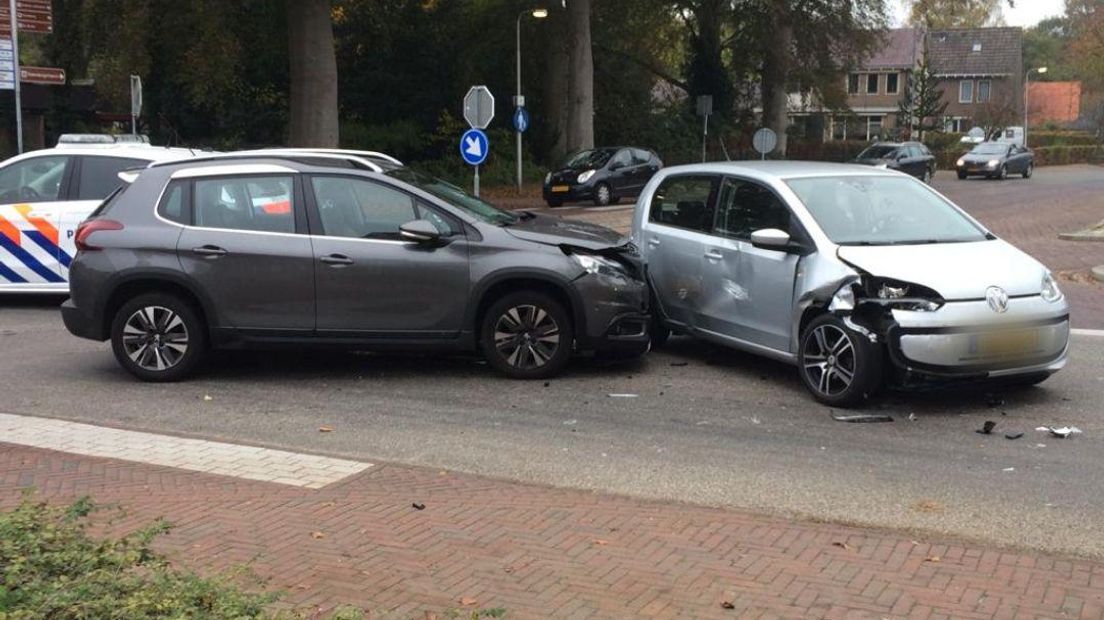 Het ongeluk gebeurde op de kruising van de Meppelerweg met de Hoofdstraat (Rechten: De Vries Media)