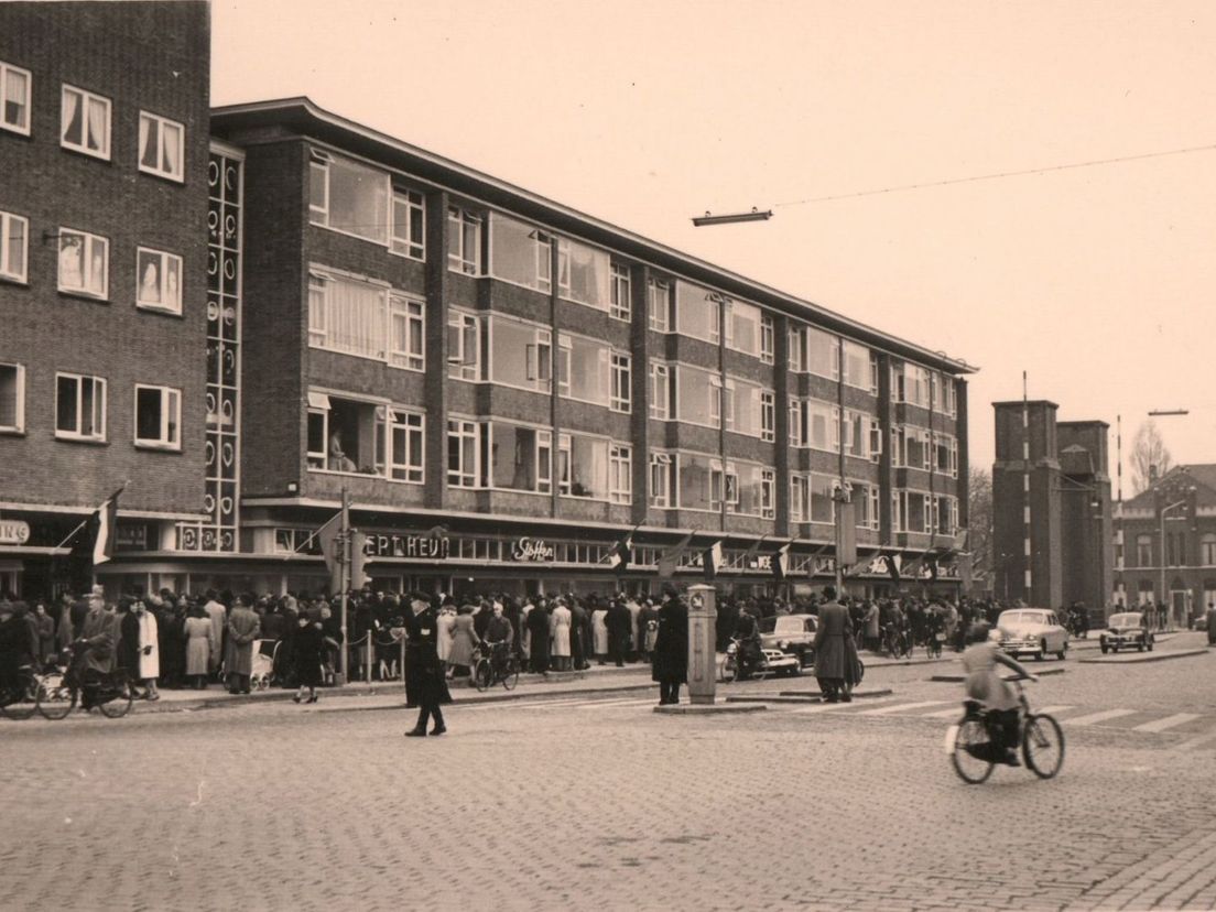Drukte bij de opening van de winkels aan Oranjelaan in 1952