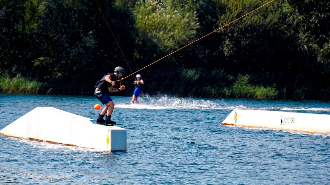 Waterskie-en is een sport die met dit weer ook prima te doen is, hier op de Laagravenseplas.