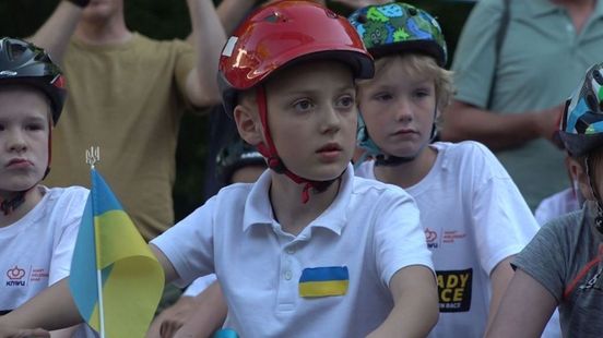 Oekraïense Vladyk (8) en Ivan (10) fietsen in Wageningen: 'Die berg is zwaar'