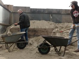 Strandtenten weer open, maar niet allemaal door bergen stormzand