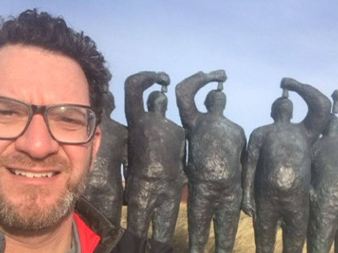 Ben: "Toen ik dit beeld voor het eerst zag in Katwijk aan Zee, dacht ik dat ze een shotje alcohol deden, in plaats van haring aten! Ik vond het zo'n vreemd gezicht"
