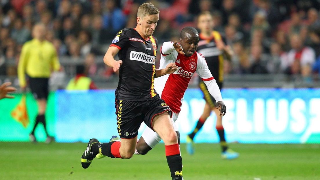 Lesly de Sa in duel met Sjoerd Overgoor