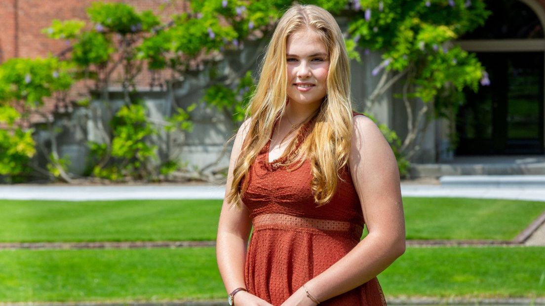 Een jaar later is de prinses (15) voor een fotosessie bij Paleis Huis ten Bosch