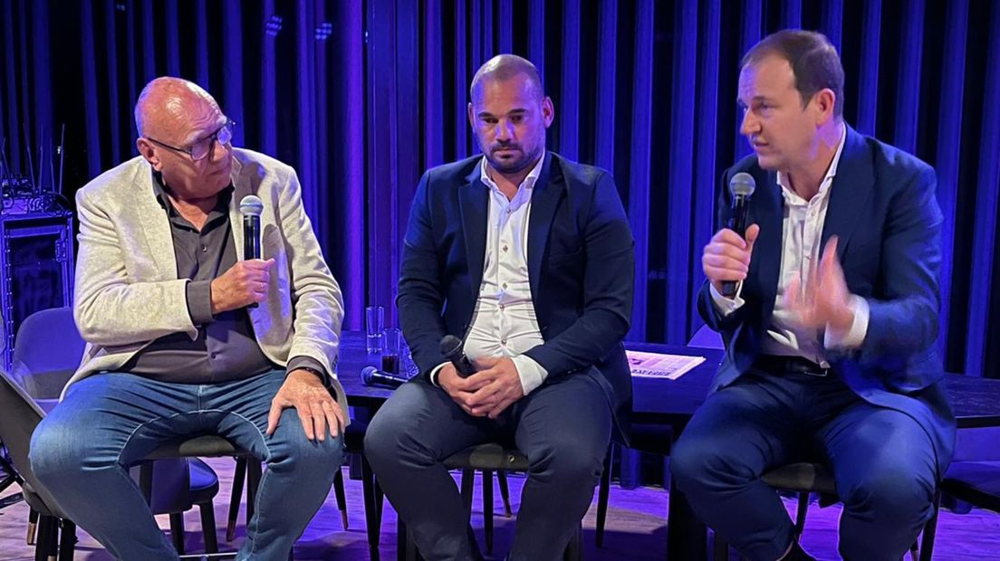 Kees Jansma, Wesley Sneijder en Lodewijk Asscher tijdens de benefietavond op zaterdag