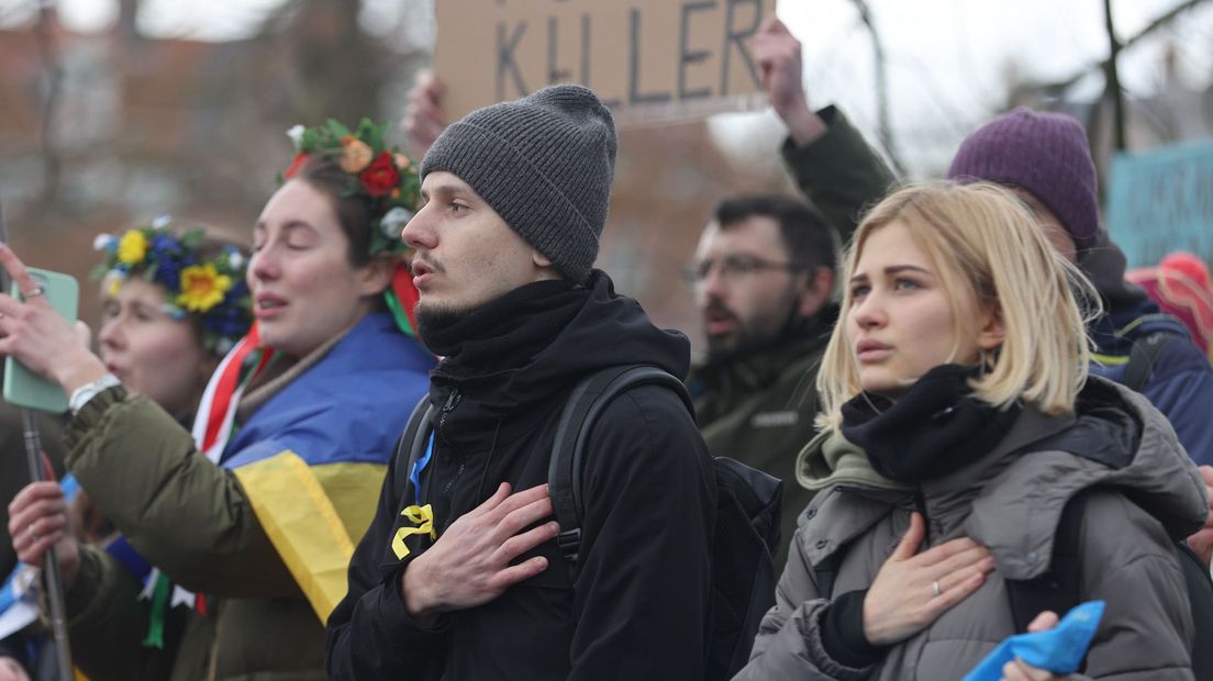 Demonstrerende Oekraïners zingen het volkslied bij de Russische ambassade