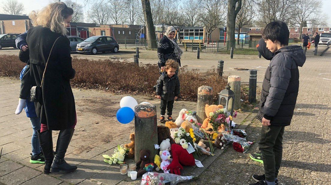 Buurtbewoners bij de gedenkplek