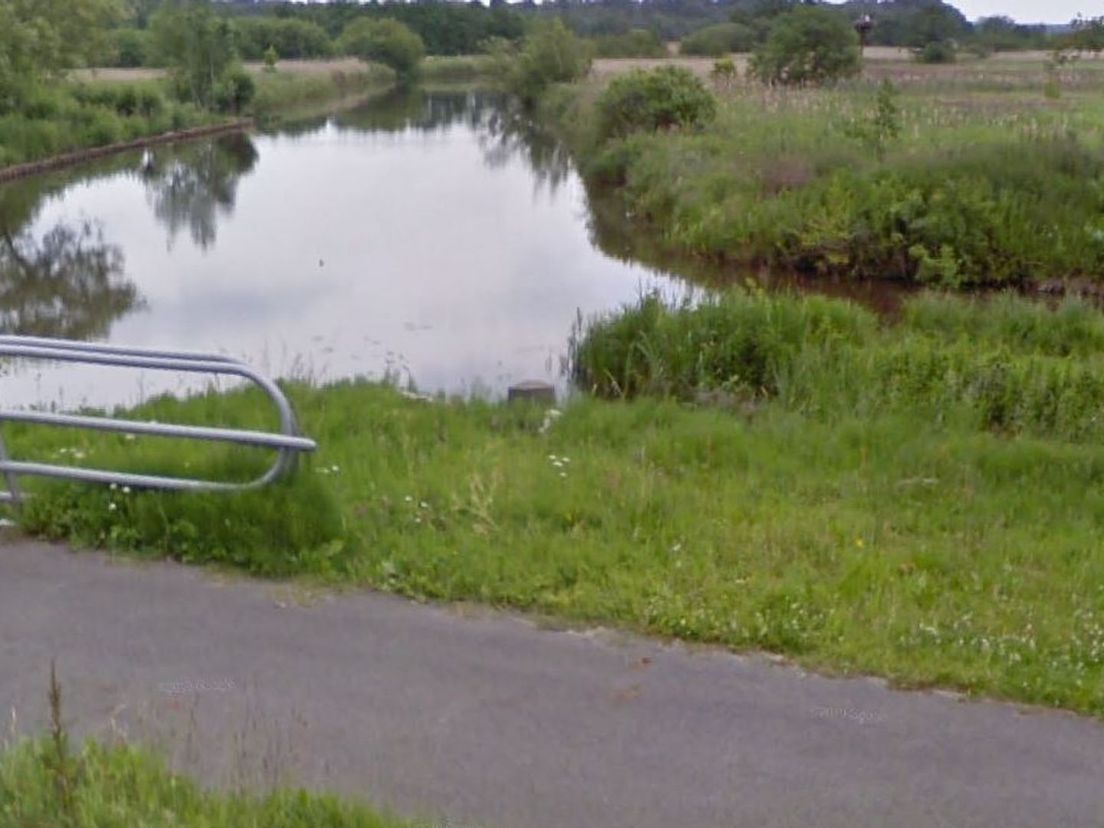 De grenspaal weggestopt in 2009, op zijn originele plek