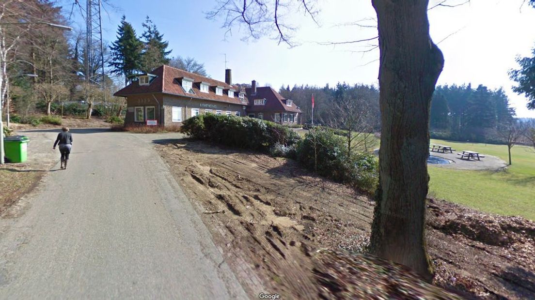 De ingang van het terrein van De Hoenderloo Groep.