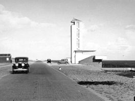 90 jaar geleden voor het eerst auto's over de Afsluitdijk, die toen nog een tolweg was