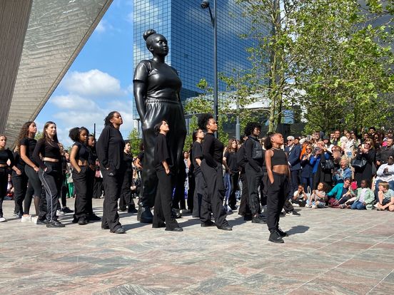 Rotterdamse vrouwen vol lof over nieuw beeld van jonge, zwarte vrouw bij Centraal Station