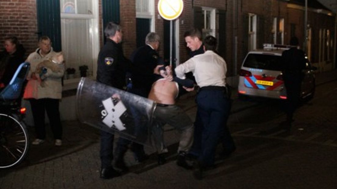 Man mishandelt ex in Arnhem en klimt op dak flat