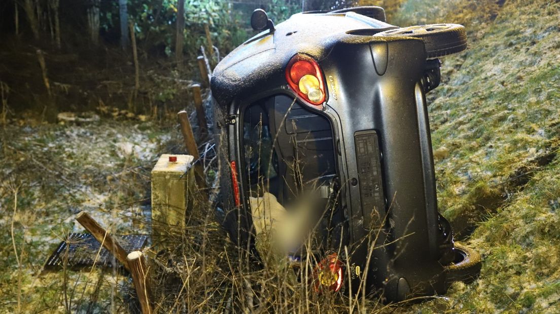 In Maasland is een auto van de weg geraakt en in de greppel belandt