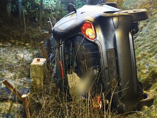 Het is glad en het sneeuwt: auto's van de weg geraakt