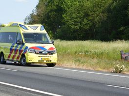 Auto op de kop in berm bij Gees