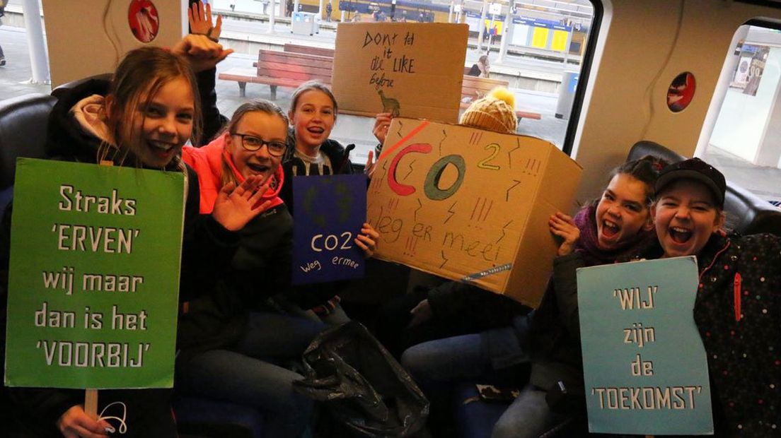 Leerlingen in de trein op weg naar Den Haag om te demonstreren voor een beter klimaat