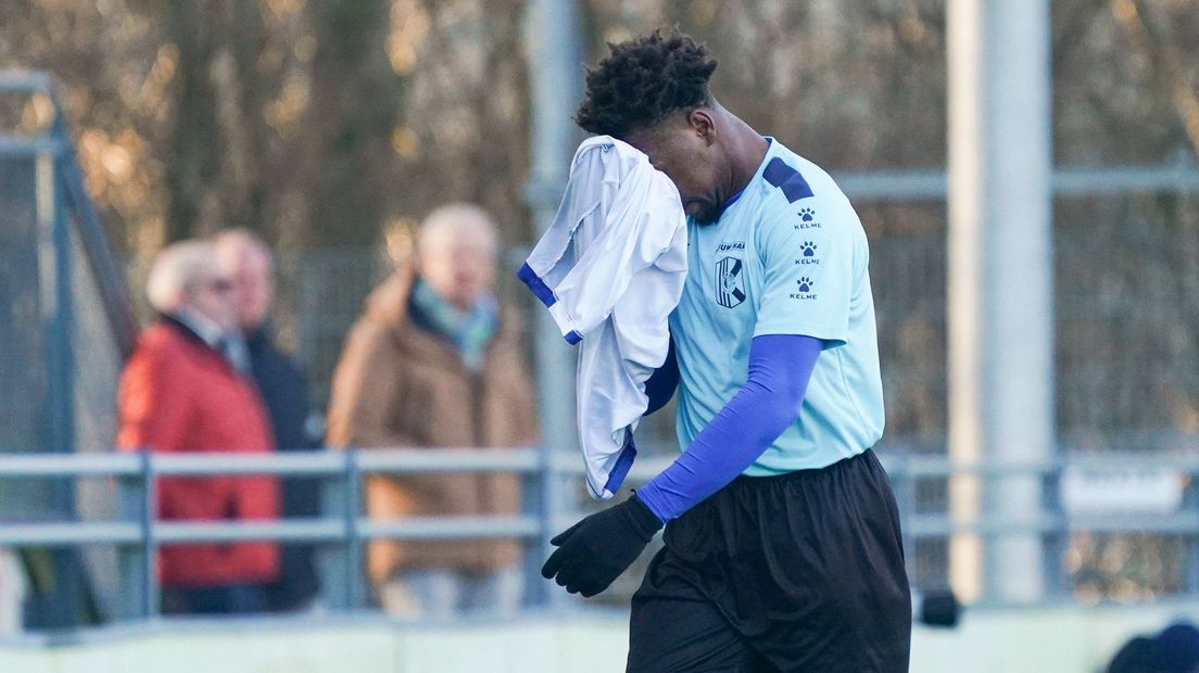 Na elf minuten spelen kreeg Quick Boys-speler Nwanko een rode kaart